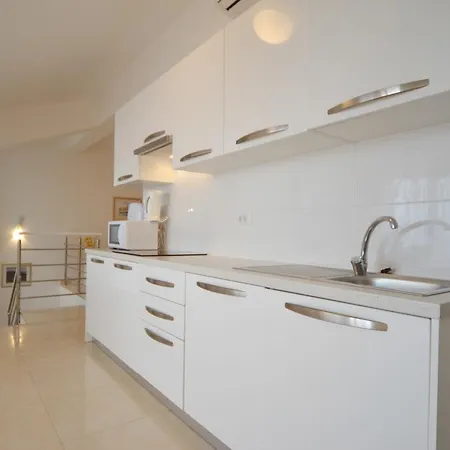 And Camaiore 4* 로비니
